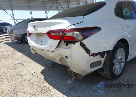 2022 Toyota Camry Le z USA, uszkodzony, nr VIN 4T1C11AK1NU632257